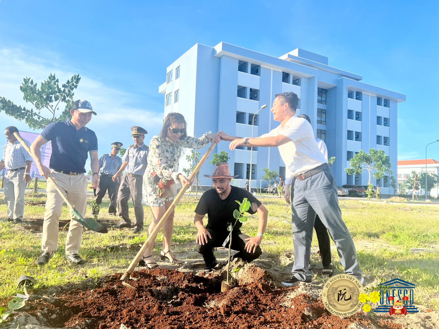 Đại diện CLB Doanh Nhân họ Nguyễn tham gia trồng cây tại chi đội kiểm ngư số 2