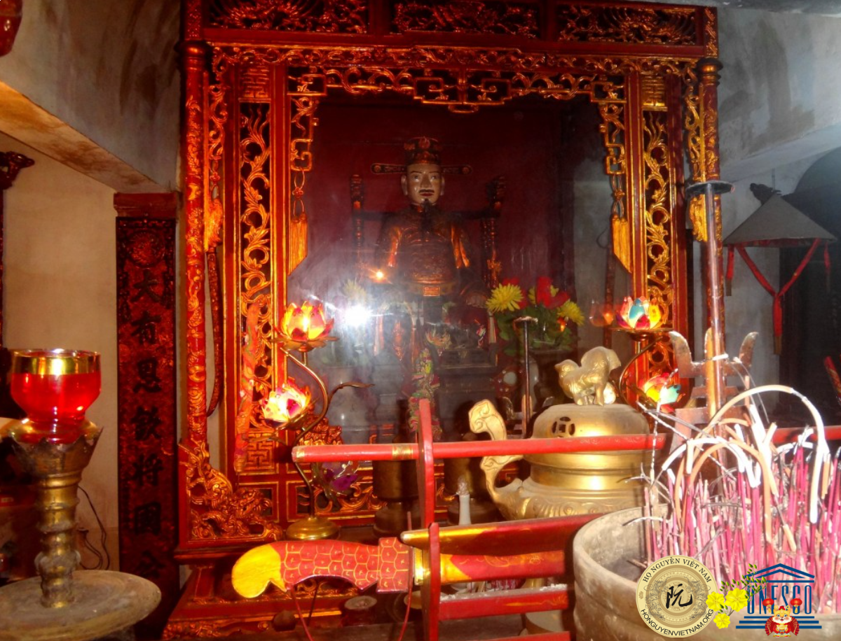 Ban thờ và tượng Nguyễn Bặc trong chính tẩm di tích nhà thờ Nguyễn Bặc