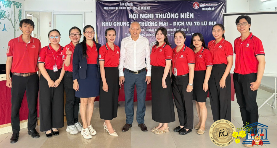 Ông Nguyễn Thế Lợi ( Áo trắng - đứng giữa) cùng tập thể CBCNV Cty CP Đầu Tư Sài Gòn Thăng Long