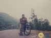 Doanh Nhân Nguyễn Xuân Châu chụp ảnh cùng chiếc xe kỹ niệm trên con đường lập nghiệp