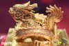 Ấn vàng hồi hương được chủ nhân xách tay lên máy bay, an ninh theo sát
