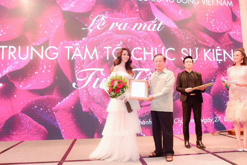 Nguyễn Hoàng Tố Uyên - Người phụ nữ tài sắc vẹn toàn mang nụ cười loan tỏa cho xã hội.
