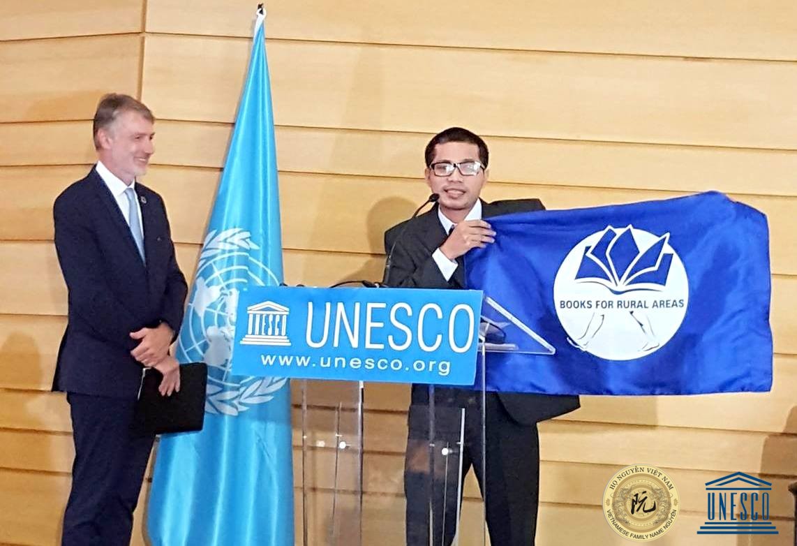 Nguyễn Quang Thạch nhận giải thưởng Literacy Prize 2016 của UNESCO