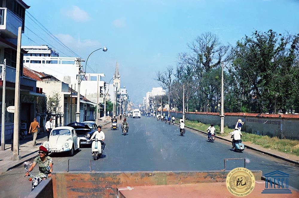 Đường Hai Bà Trưng, bên phải là nghĩa trang Mạc Đỉnh Chi, nay là Công viên Lê Văn Tám