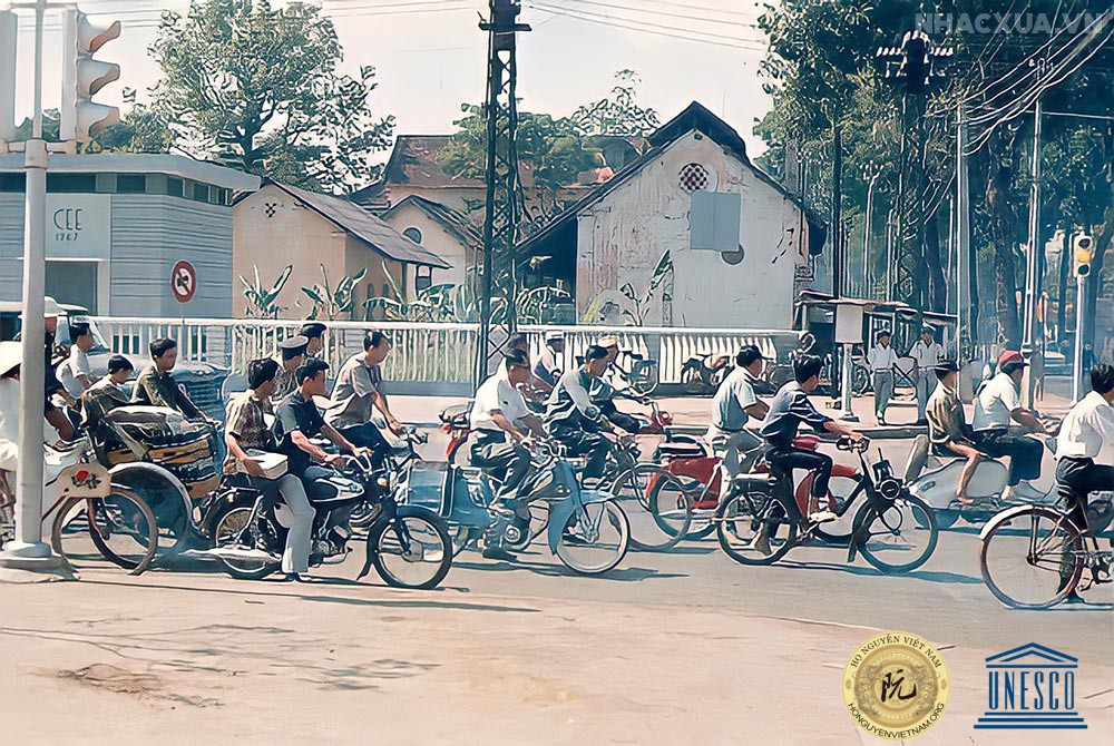 Đường Đinh Tiên Hoàng và Hồng Thập Tự, cạnh đài truyền hình, ranh giới của Dakao và Bến Nghé