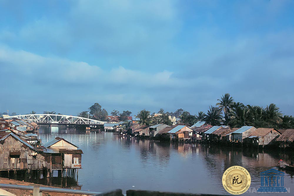 Cầu sắt Dakao bắt qua rạch Thị Nghè 