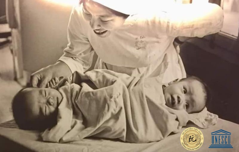 Cặp song sinh Việt – Đức. 