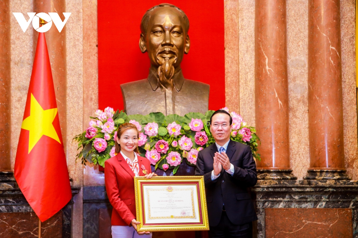 Nguyễn Thị Oanh và 37 thành viên Đoàn Thể thao Việt Nam nhận Huân chương Lao động