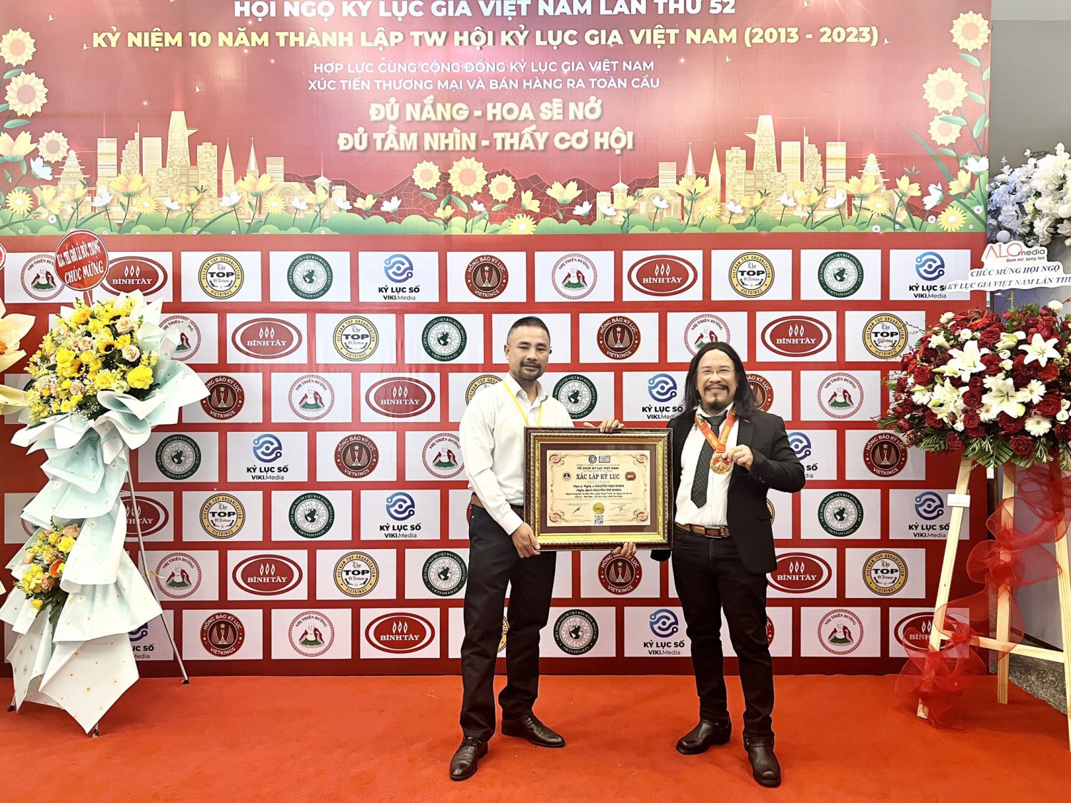 Kỷ Lục Gia - Hoạ Sĩ Nguyễn Thế Nhân nhận huy chương và bằng xác nhận kỷ lục Việt Nam trong lĩnh vực tranh cát động.