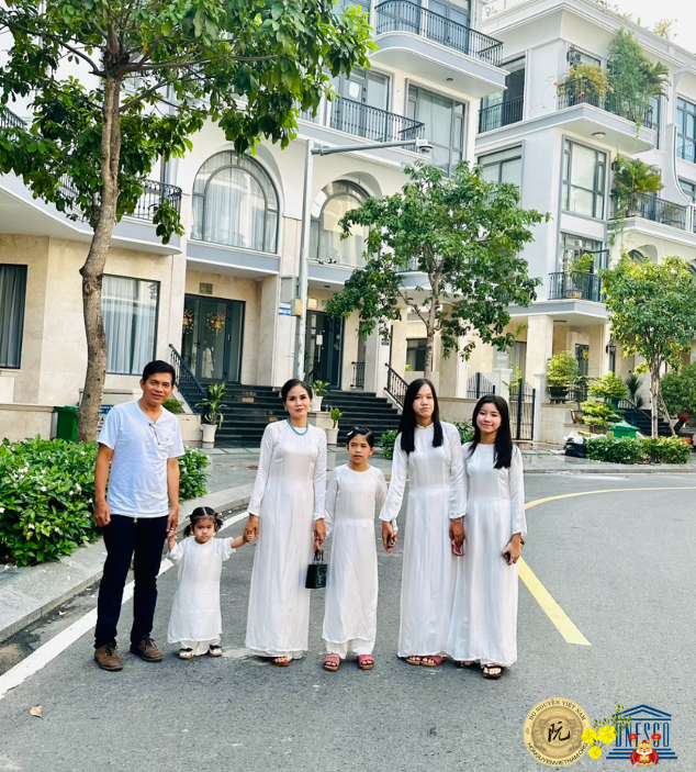 Gia đình O Liên bên bộ trang phục áo dài.