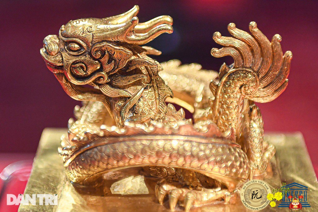 Ấn vàng hồi hương được chủ nhân xách tay lên máy bay, an ninh theo sát