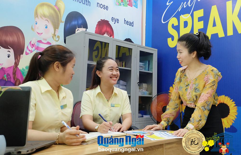 Chị Nguyễn Thị Mai Huyên (bên phải) trao đổi cùng nhân viên về hoạt động của Trung tâm Ngoại ngữ iSUN do mình sáng lập.    