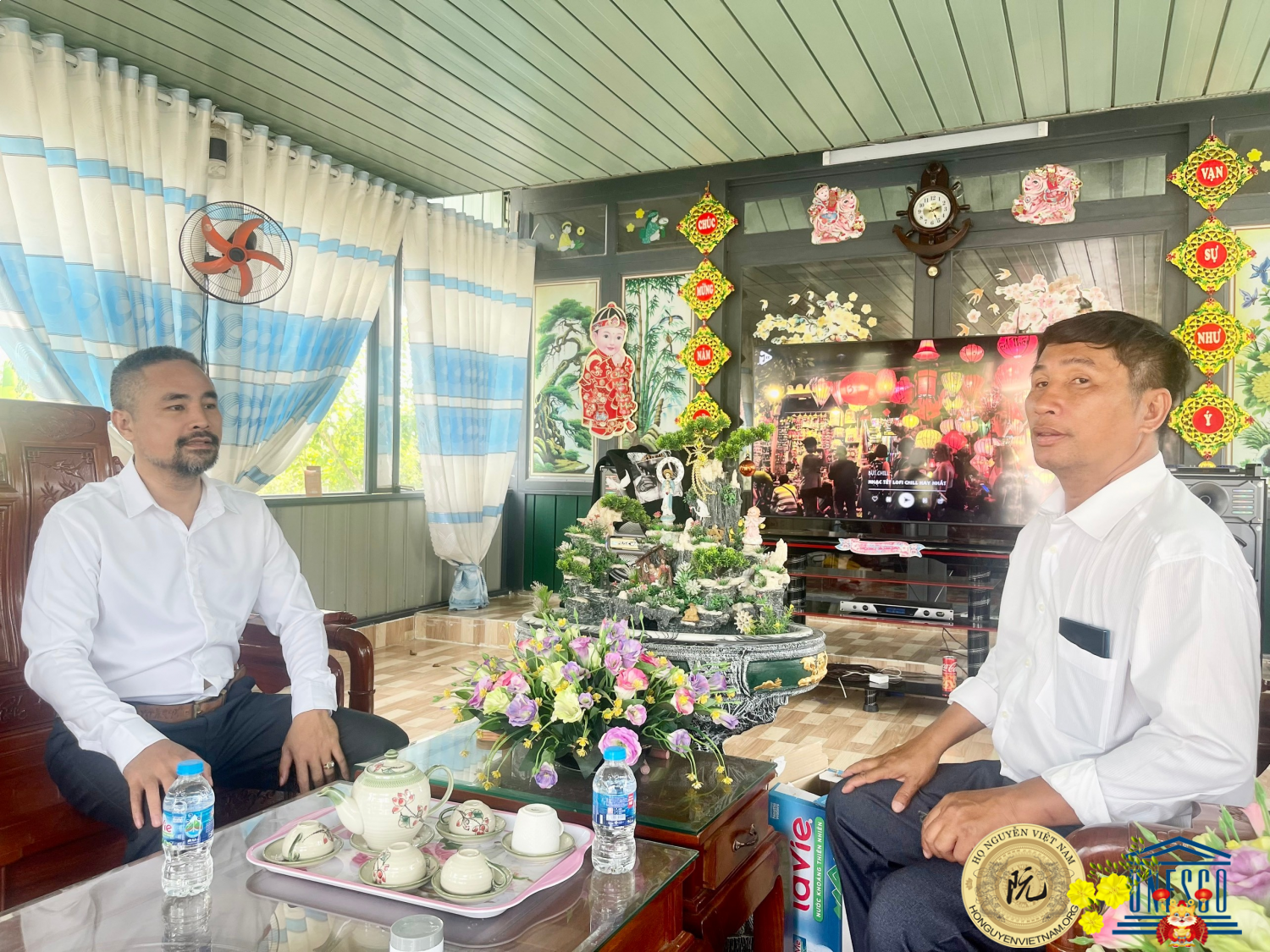 Doanh Nhân Nguyễn Hữu Thọ ( Bên phải hình ) người phát tâm 100% kinh phí xây nhà thờ vọng Họ Nguyễn.