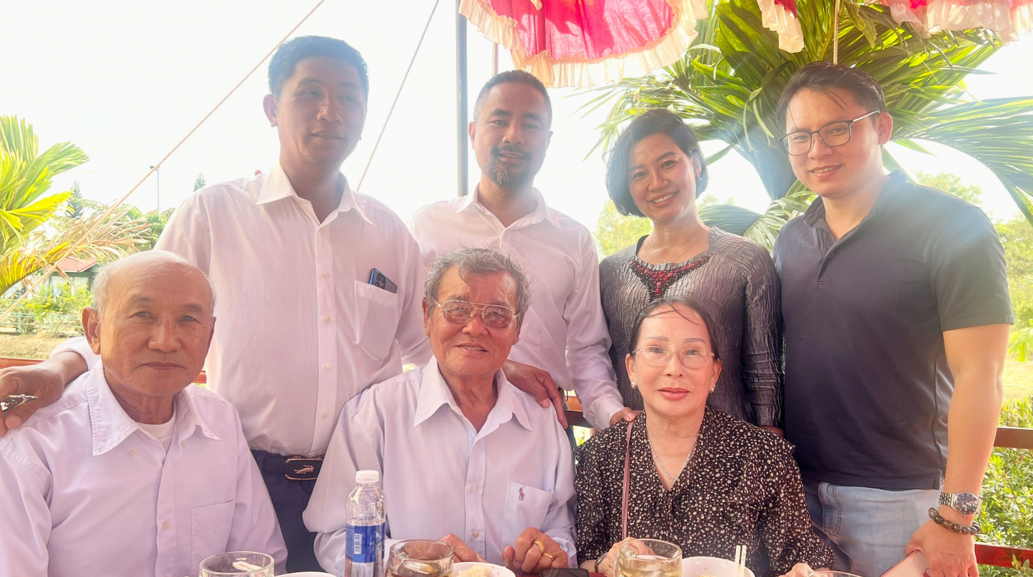 BLL chụp cùng Anh Nguyễn Hữu Thọ - Nhà Thơ Đại Lộc ( Nguyễn Thành Sĩ - mang mắt kính ngồi giữa ) - Ông Nguyễn Chiến ( Châu Đức - Bìa trái) )