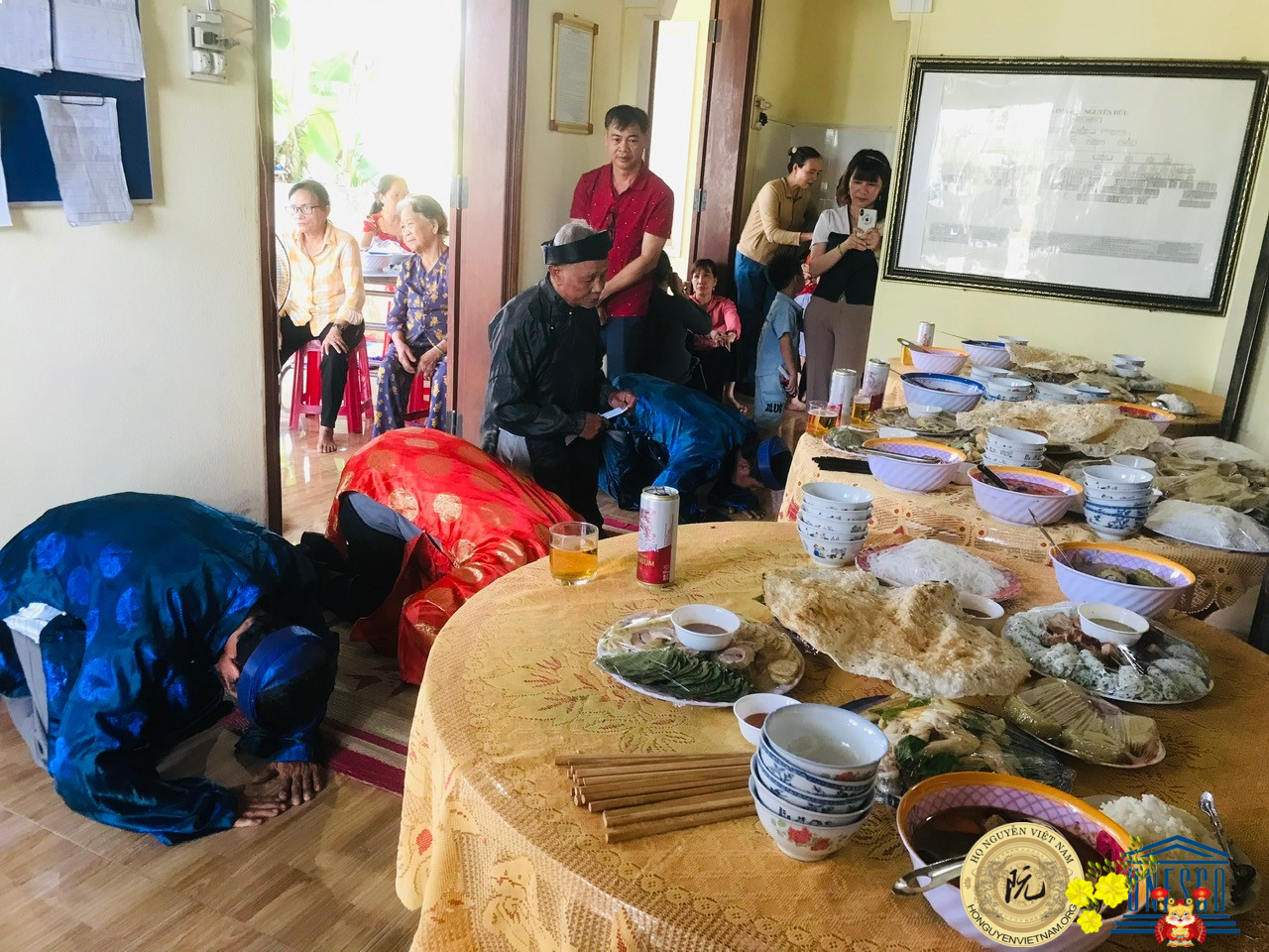 Các bậc cao niên trưởng lão đang làm lễ cúng bái trước bàn thờ tiên tổ.