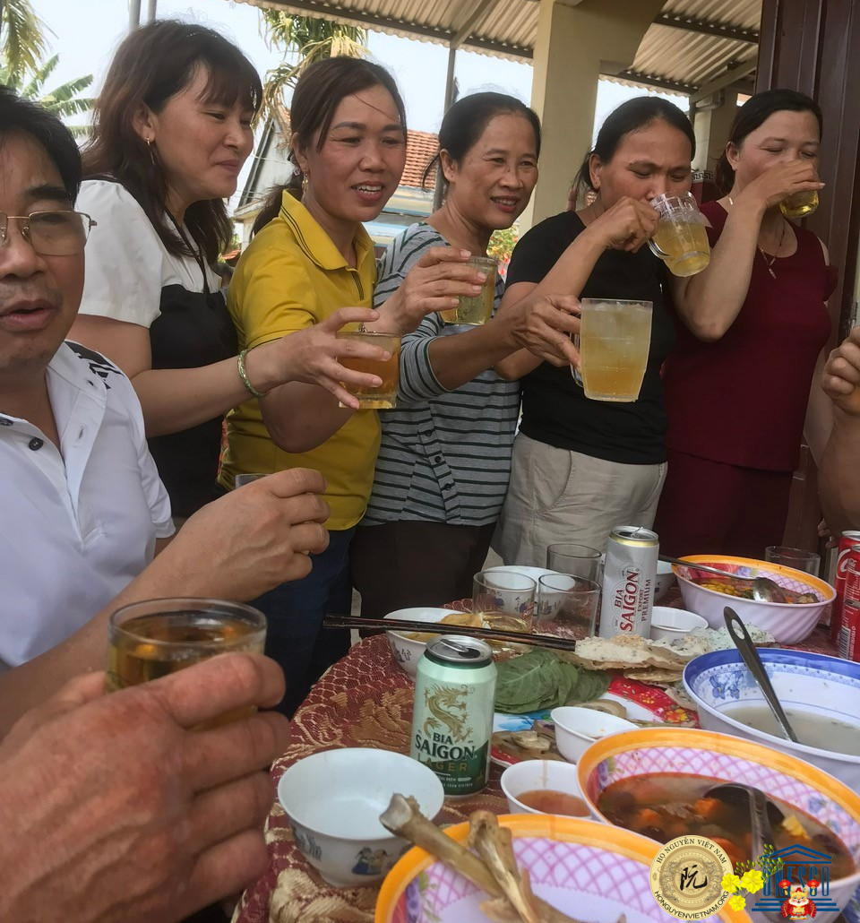 Con cháu dâu rể có mặt đông đủ trong không khí vui vẻ của ngày kỷ niệm.