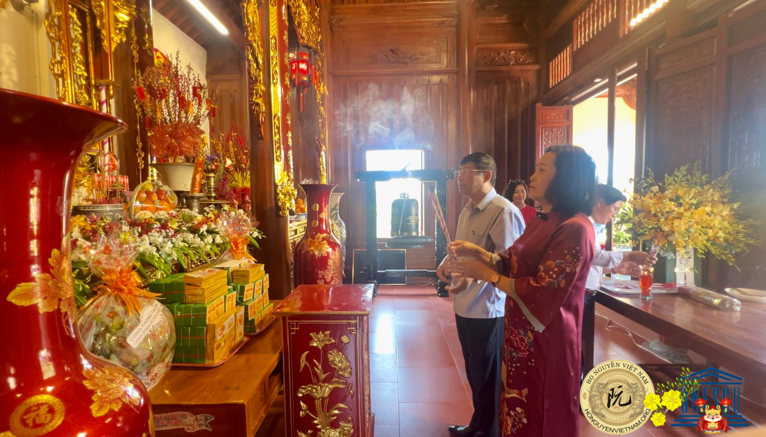 Bà Nguyễn Thị Thanh - Uỷ viên trung ương Đảng, Trưởng ban công tác đại biểu, phó trưởng ban tổ chức trung ương đang Dâng hương.