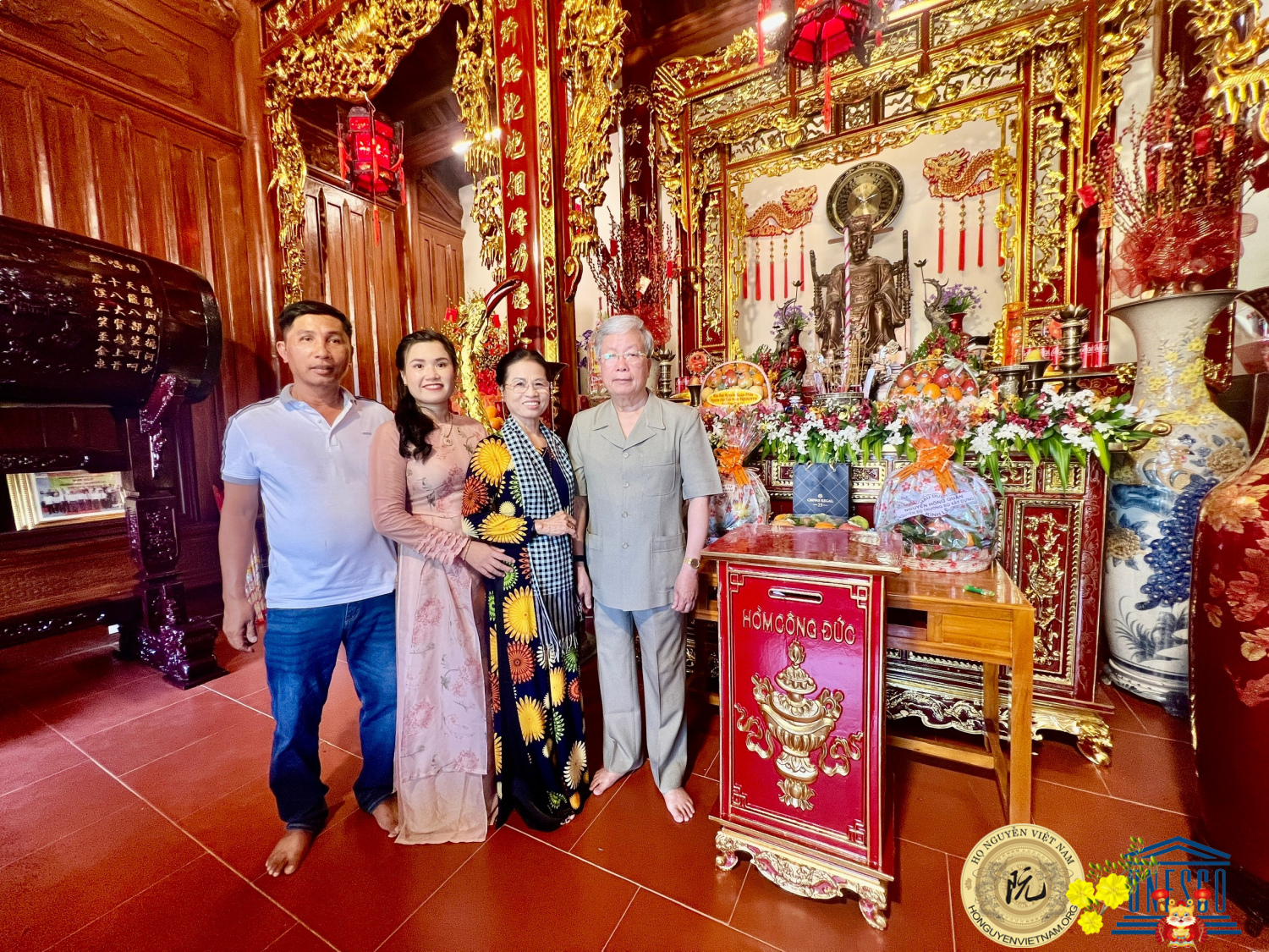 Vợ chồng anh Nguyễn Hữu Thọ chụp hình cùng Ông Nguyễn Hồng Quân - Nguyên UVTW Đảng, Nguyên Bộ trưởng Bộ xây dựng.