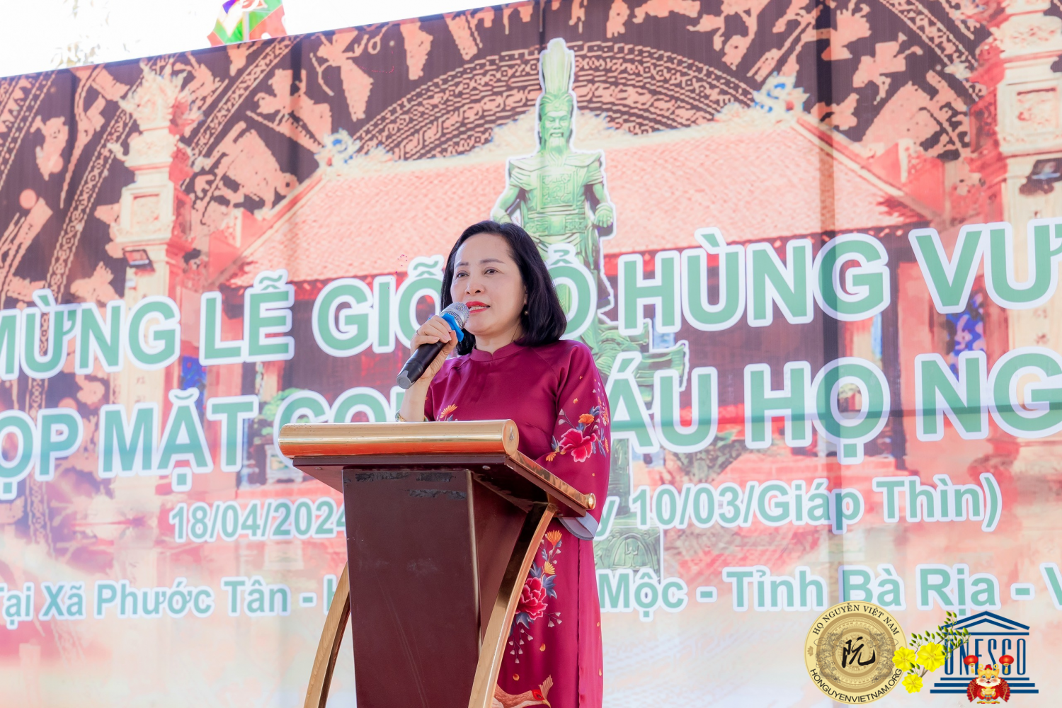 Nguyễn Thị Thanh ( Mặc áo dài đỏ đứng giữa ) trong một dịp về thăm dâng hương tại nhà thờ vọng tộc họ Nguyễn phía nam- Ảnh:honguyenvietnam.org