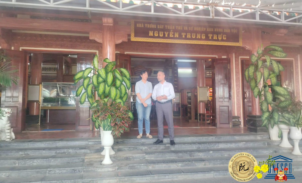 Người dân địa phương tự nguyện đến trông coi và chă sóc ngôi đền.